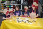 Schnell wurde aus jedem Kind ein wahrer Weihnachts-Bäckermeister. Foto: Woiciech