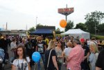 Trotz einiger Regenschauer kamen viele Besucher zum Fest auf den OBI-Parkplatz, wo die Gewinner des Entenrennens ausgelost wurden.